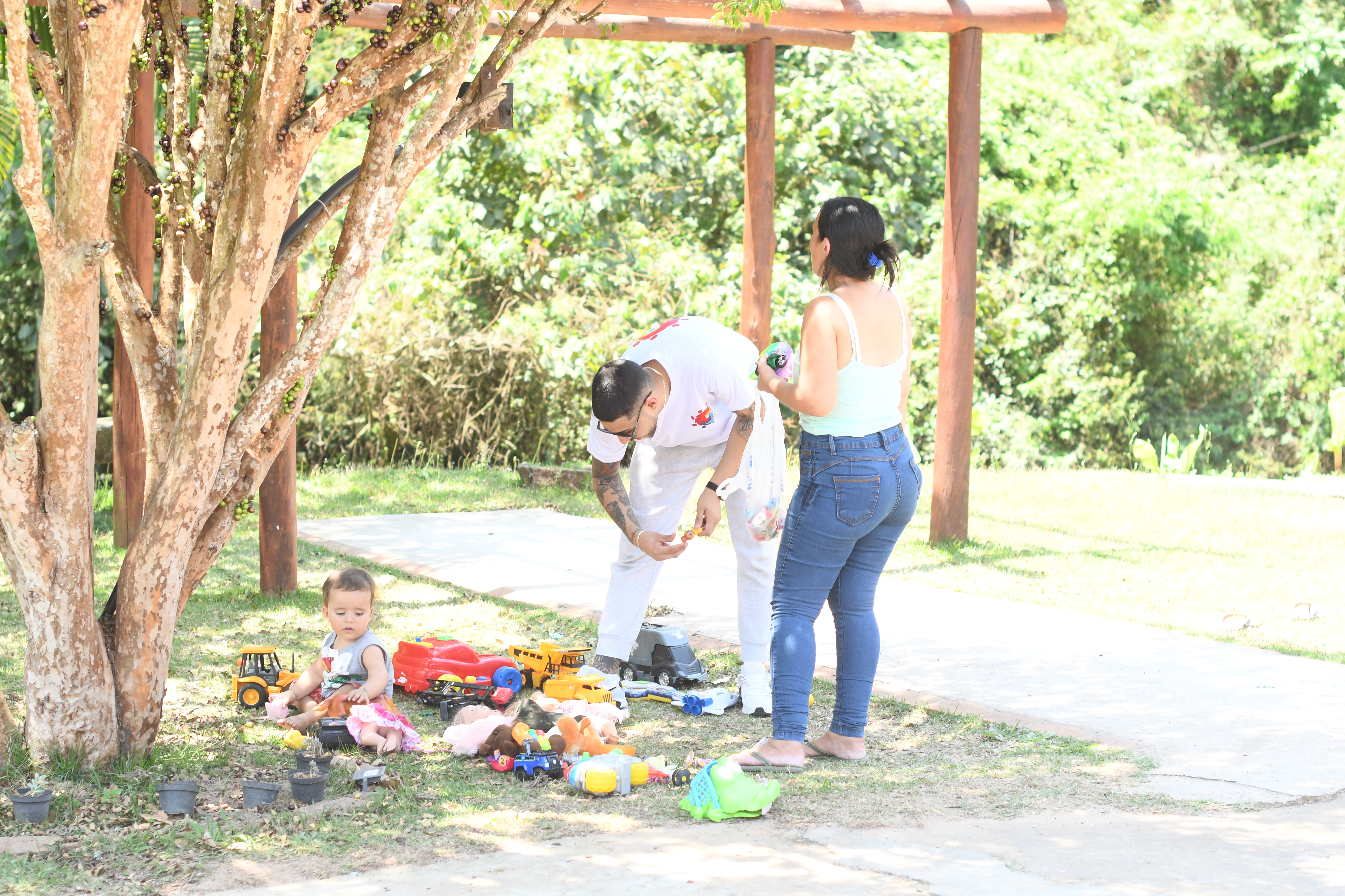 Mesa com brinquedos para distribuição no Dia das Crianças 2025